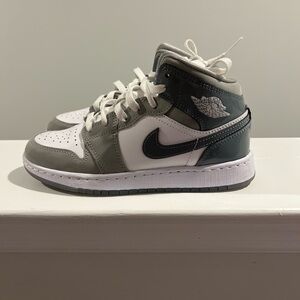 Jordan 1 Mid SE “Patent Cool Grey” GS Size 4Y